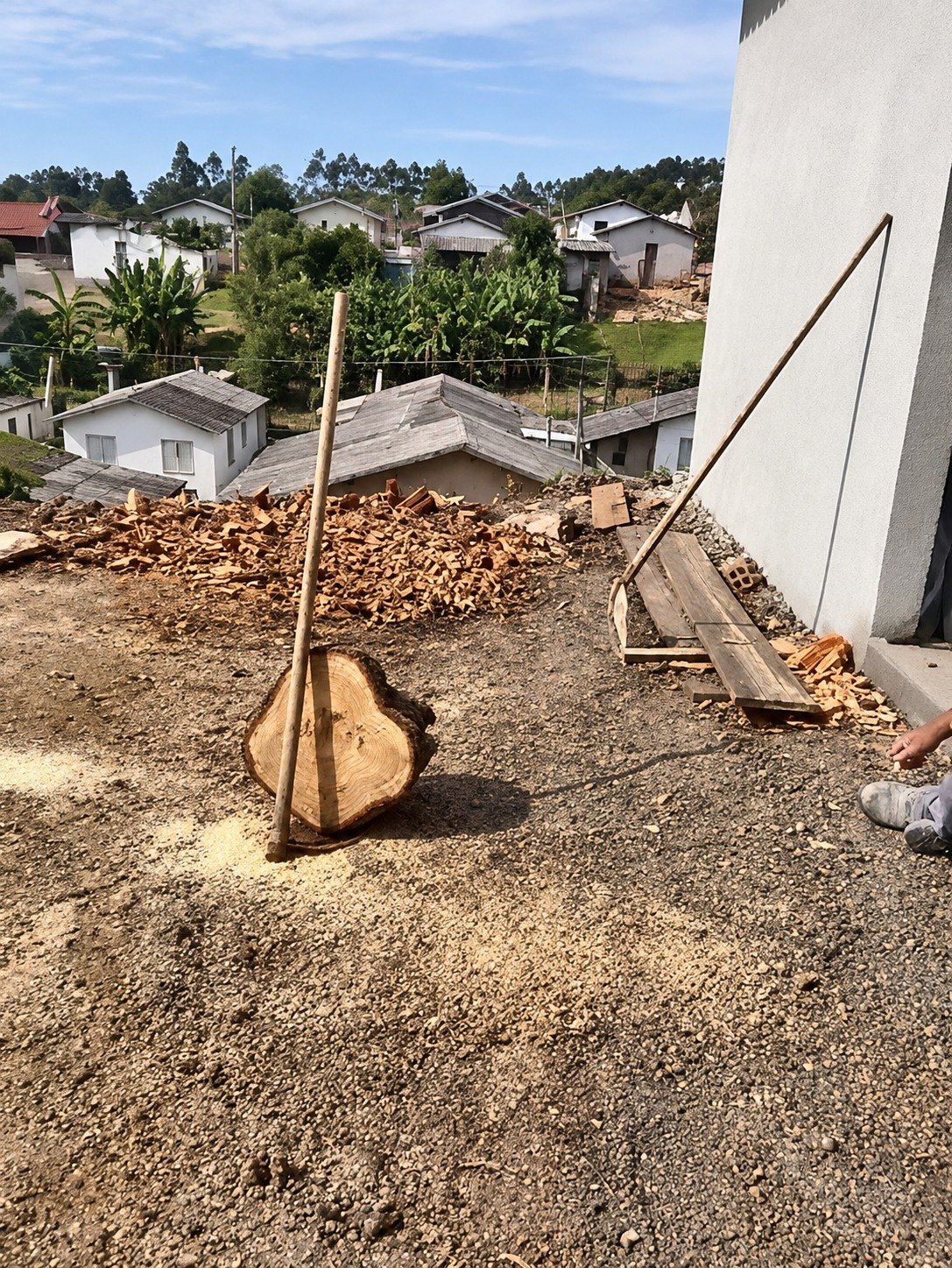O terreno depois: chão limpo, tronco destocado e todo o material retirado