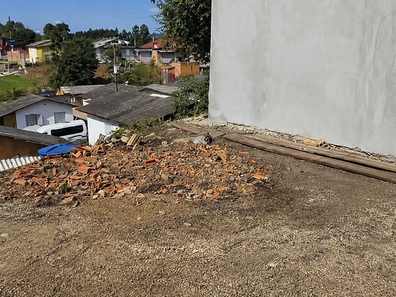 Entulho de obra amontoado em terreno, pronto para ser retirado